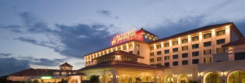 Waterfront Airport Hotel And Casino Мактан Екстериор снимка